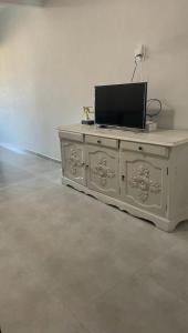 Μια τηλεόραση ή/και κέντρο ψυχαγωγίας στο Apartamento a poucos metros do mar em Guarapari
