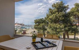 einen Esstisch mit Hafenblick in der Unterkunft Ferienwohnung in Novigrad mit Whirlpool in Novigrad Istria