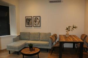 A seating area at LuxeLiving-Studio B