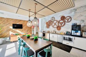 cocina con mesa de madera y sillas verdes en Luxury Stylish Apt in Historic Ybor City en Tampa