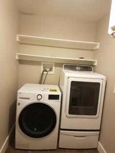 Eastern Passage的住宿－East End Suite，厨房配有洗衣机和微波炉。