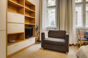 Televízia a/alebo spoločenská miestnosť v ubytovaní Deluxe suite in prime location
