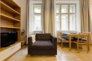 Televízia a/alebo spoločenská miestnosť v ubytovaní Deluxe suite in prime location