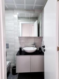 a bathroom with a sink and a mirror at Belek’de 2+1 klimalı havuzlu lüks daire in Belek