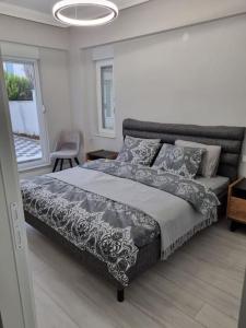 a bedroom with a large bed and a window at Belek’de 2+1 klimalı havuzlu lüks daire in Belek