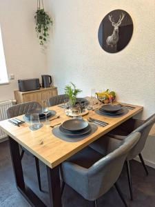 uma mesa de madeira com cadeiras e uma sala de jantar em Apartment Schwarzwaldgeflüster em Gernsbach