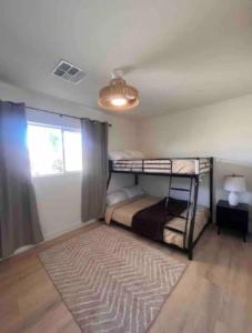 een slaapkamer met een stapelbed en een tapijt bij Spacious 5BR Oasis with Heated Pool - Perfect for Family in Mesa