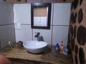 een badkamer met een witte wastafel op een houten aanrecht bij Sítio Vó Leonidia - Turismo Rural in Ilha Grande