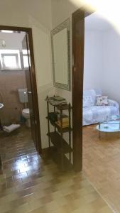 ein Bad mit einem WC und einem Tisch in einem Zimmer in der Unterkunft Holiday house with a parking space Bibinje, Zadar - 22783 in Bibinje