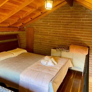 1 dormitorio con 2 camas en una habitación de madera en Villetta Gramado Siena, en Gramado