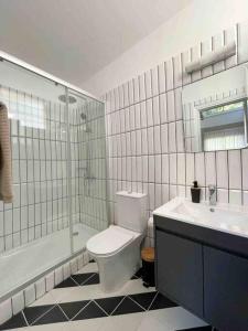 La salle de bains est pourvue de toilettes, d'une douche et d'un lavabo. dans l'établissement Stunning duplex studio apartment 150 metres from the Sea, à Limassol