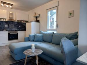 Brgulje的住宿－Apartments by the sea Brgulje, Molat - 22906，客厅配有蓝色的沙发和桌子