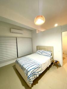 Katil atau katil-katil dalam bilik di suite incanto con vista al lago