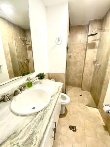 Bilik mandi di suite incanto con vista al lago