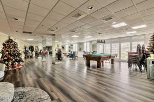 Una oficina con una mesa de billar y un árbol de Navidad. en Ponce Inlet Florida Breathtaking Oceanfront Penthouse Villa!, en Ponce Inlet