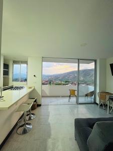 Una cocina y sala de estar con vistas. en ¡Vista Increíble Apartamento Tamarindo!, en Santa Fe de Antioquia