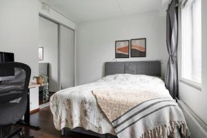 سرير أو أسرّة في غرفة في City flat with a sauna & balcony