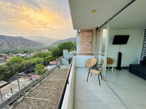 a balcony with a view of the mountains at ¡Vista Increíble Apartamento Tamarindo! in Santa Fe de Antioquia