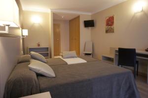 Rúm í herbergi á Hotel & Aparthotel Cosmos