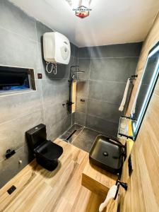 La salle de bains est pourvue de toilettes et d'un lavabo. dans l'établissement Oceanview Cabins, à Nyanyanu