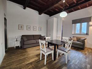 sala de estar con mesa, sillas y sofá en Apartment Ripa 17, en Roma