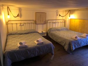 - 2 lits dans une chambre avec des serviettes dans l'établissement Miguel y Rosa 2, à Tíjola