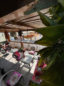 eine Terrasse mit Stühlen, Tischen und einem Zaun in der Unterkunft Hostal Aloha Inn in Iquique