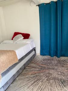 - une chambre avec un lit doté d'un rideau bleu dans l'établissement Bird Paradise, à Armenia