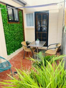 un patio con 2 sillas y una mesa en un patio en Ange's BnB - Self Contained Unit with Ensuite, en Lyndhurst