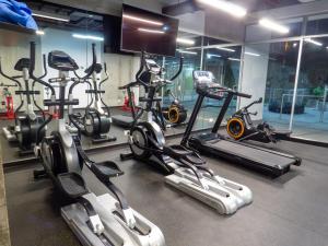 un gimnasio con un montón de bicicletas estáticas en iFreses, Lofts Full equipped whith Pool, air-conditioning, spectacular view of the city, en Curridabat