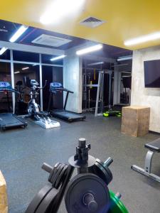 un gimnasio con un montón de equipamiento en una habitación en iFreses, Lofts Full equipped whith Pool, air-conditioning, spectacular view of the city, en Curridabat