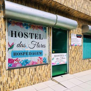 une auberge de jeunesse avec un panneau dans la fenêtre d'un bâtiment dans l'établissement Hostel das Flores, à Belém