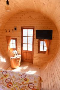 een slaapkamer met een bed in een houten kamer bij Vila Dobar Pogled in Ivanjica