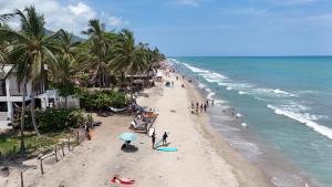 una vista aérea de una playa con gente y el océano en Makao Beach Hotel, en Palomino