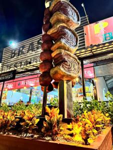 uma escultura de um monte de comida num poste em POUSADA BRASÃO em Governador Valadares
