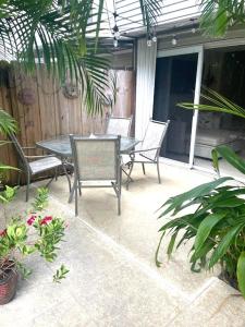 une terrasse avec une table, des chaises et des plantes dans l'établissement Stylish Coastal Townhome in Jupiter, à Jupiter