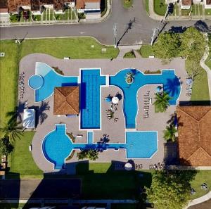 una vista aérea de una piscina en un complejo en Beachside Bliss: Shared Pool, BBQ -Close to beach!, en Bejuco