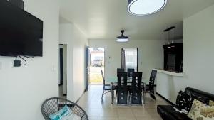 sala de estar con mesa y comedor en Beachside Bliss: Shared Pool, BBQ -Close to beach!, en Bejuco