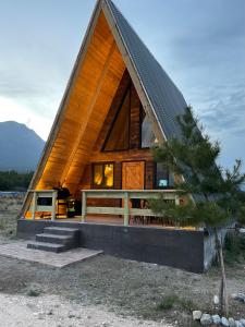 uma cabana com um telhado de palha e uma árvore em Cabaña El Respiro em El Diamante