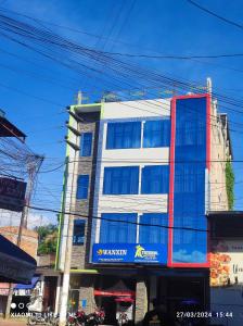 um edifício com um sinal na lateral em casa sol residencial em Tarapoto