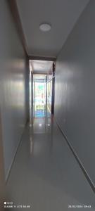 um corredor de um edifício com um longo corredor em casa sol residencial em Tarapoto