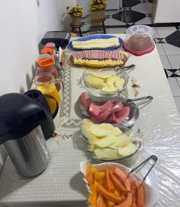 une table recouverte de bols de fruits et légumes dans l'établissement Pousada Girassol, à Piranhas