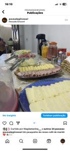 une page d'un site web avec du fromage sur une table dans l'établissement Pousada Girassol, à Piranhas