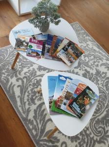 dwa stoły z magazynami na dywanie w obiekcie Rannakorter w Parnawie