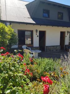 un jardín frente a una casa con flores en Las Piedras, en San Martín de los Andes