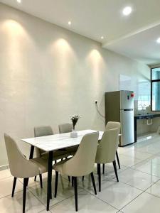 a dining room with a table and chairs and a refrigerator at Peak Homestay@Ipoh Perak Malaysia 10-14Pax 5R/6B in Lahat