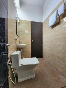 RāmanagaramにあるRoyal Residencyのバスルーム(トイレ、洗面台付)