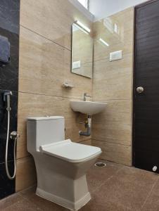 RāmanagaramにあるRoyal Residencyのバスルーム(トイレ、洗面台付)