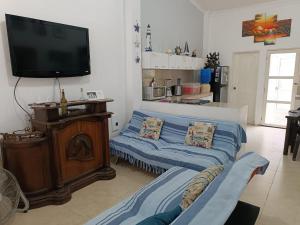 麻查利亞的住宿－Casa de playa，一间带电视和沙发的客厅