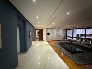 メデジンにあるLuxurytravelhome millionairesのソファとテーブルのあるリビングルーム